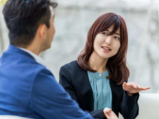 女性が男性に説明している画像