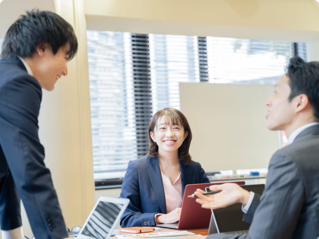 3人で会議をしている画像