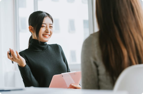 男性と女性がPCで説明している画像